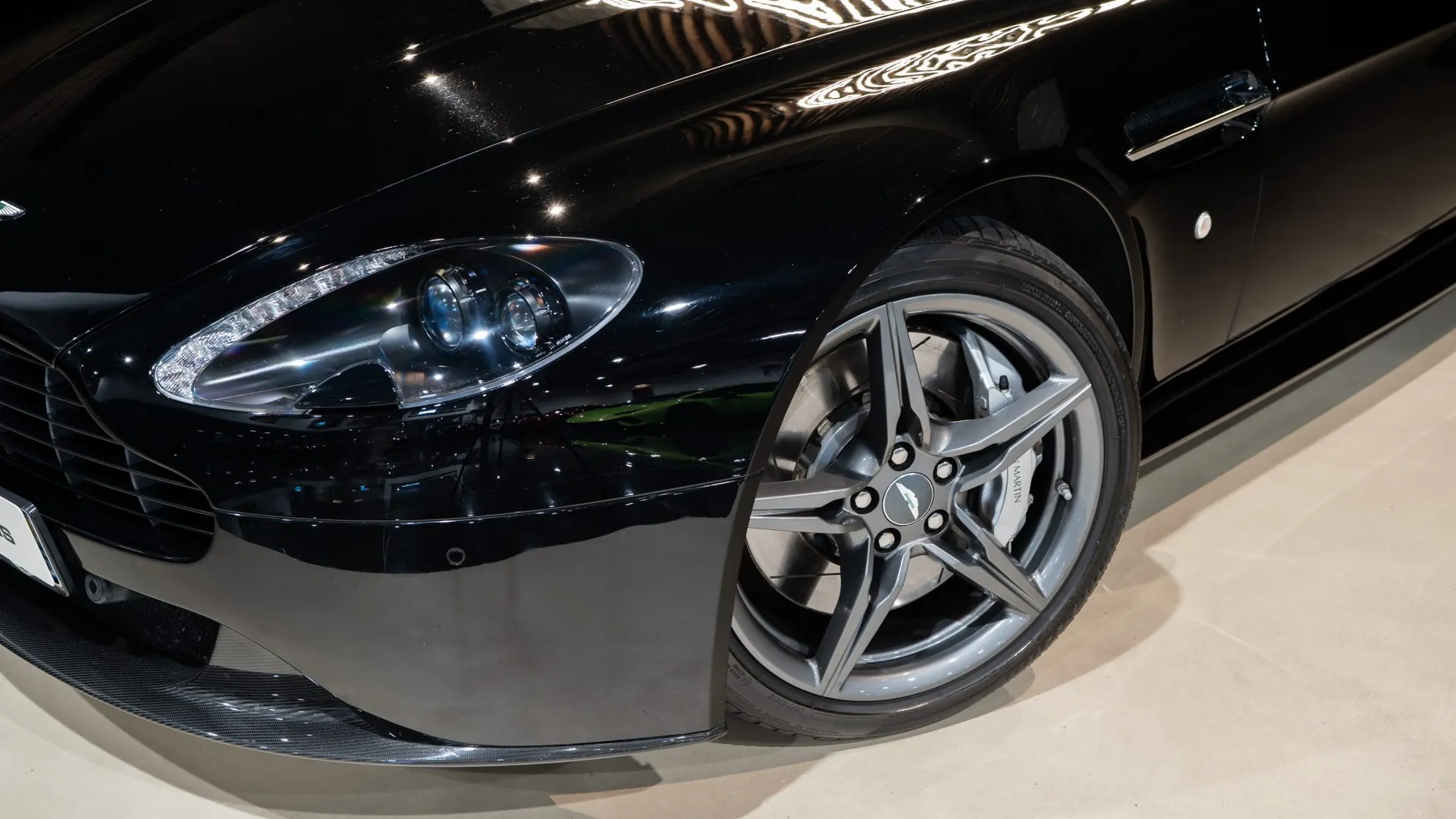 Aston Martin V8 — photo 41