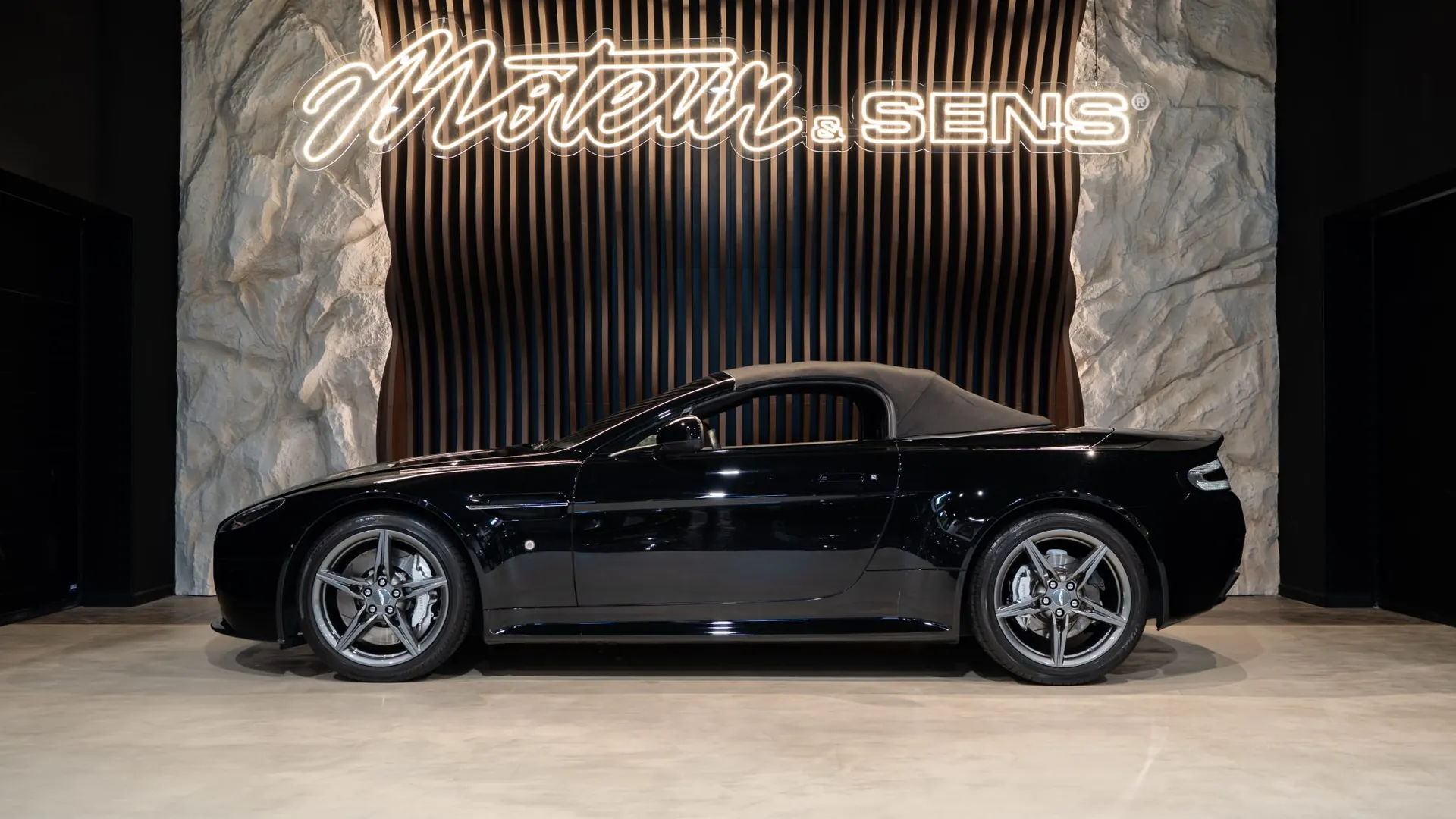 Aston Martin V8 — photo 6