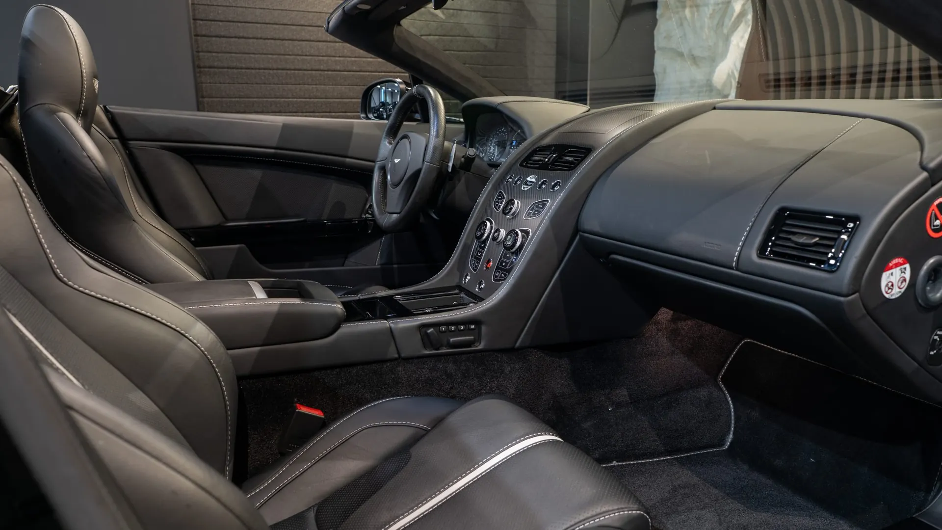 Aston Martin V8 — photo 12