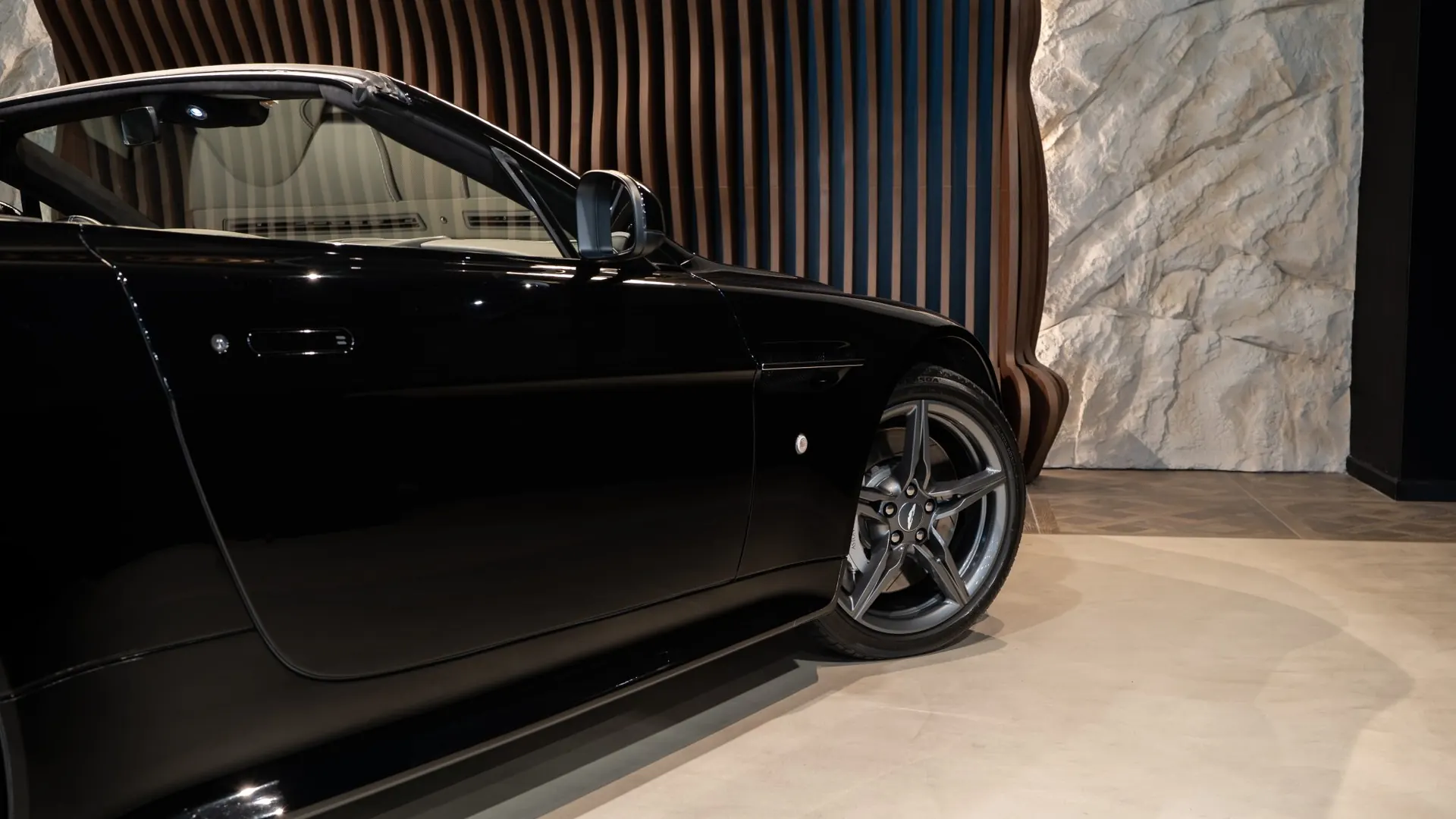 Aston Martin V8 — photo 48