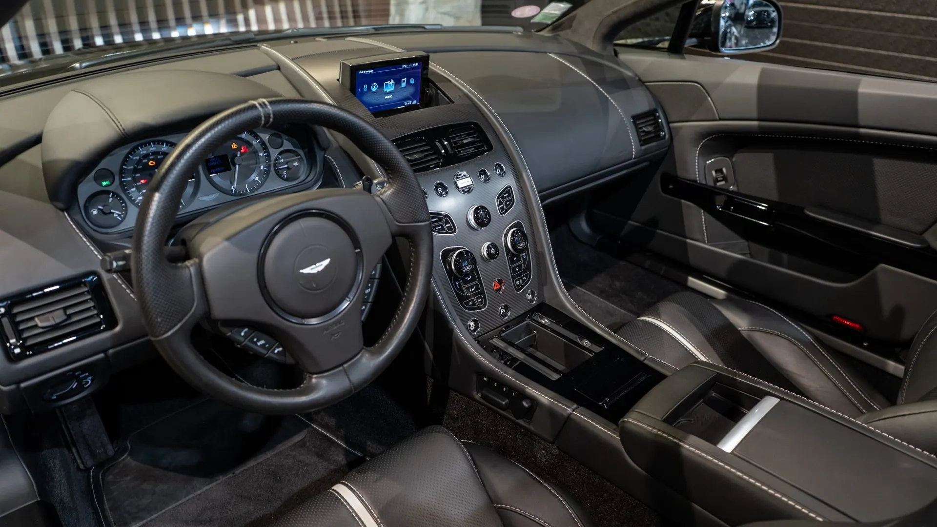 Aston Martin V8 — photo 26