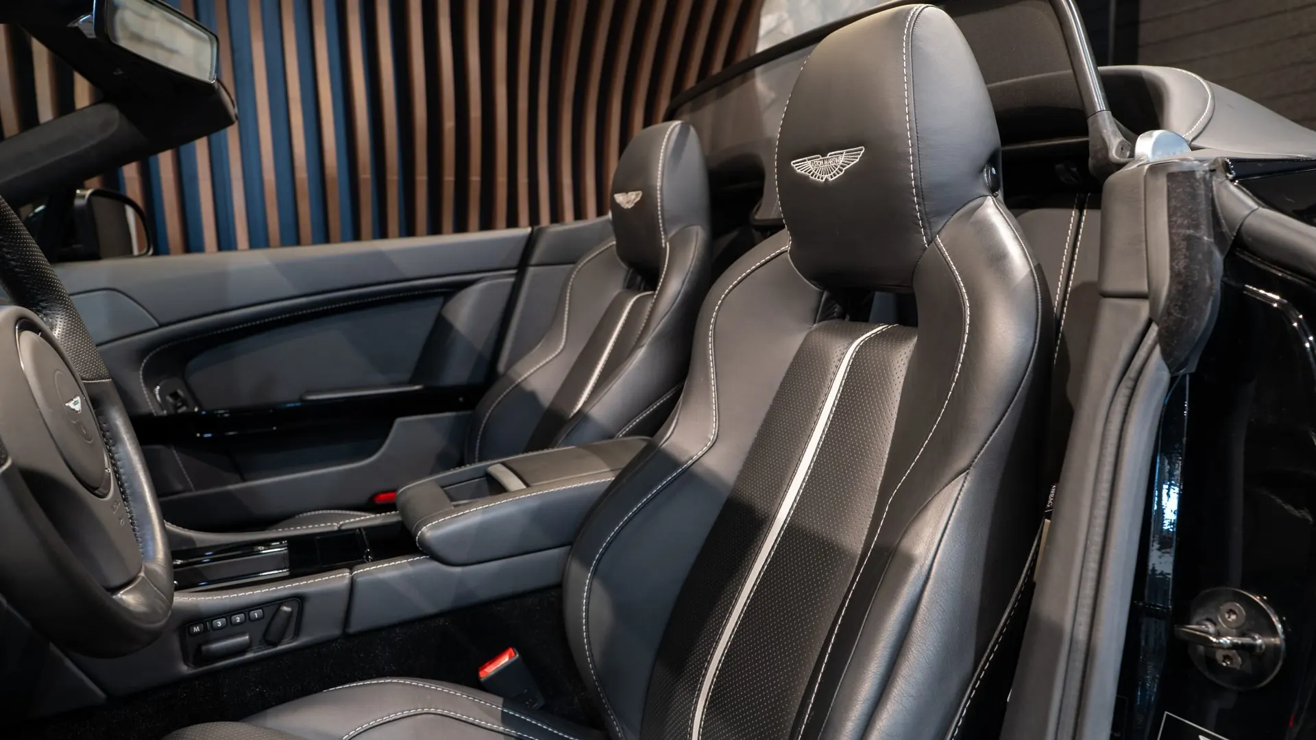 Aston Martin V8 — photo 9