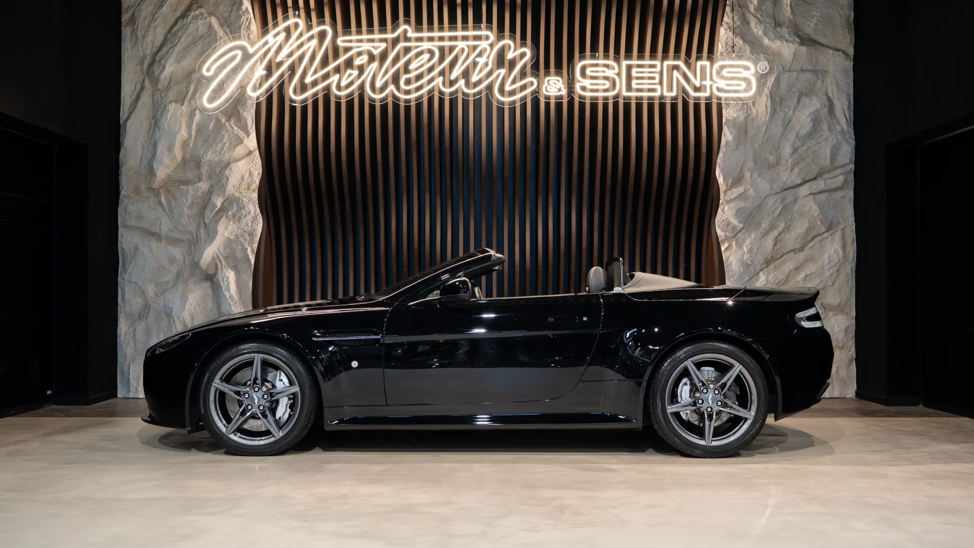 Aston Martin V8 — photo 5