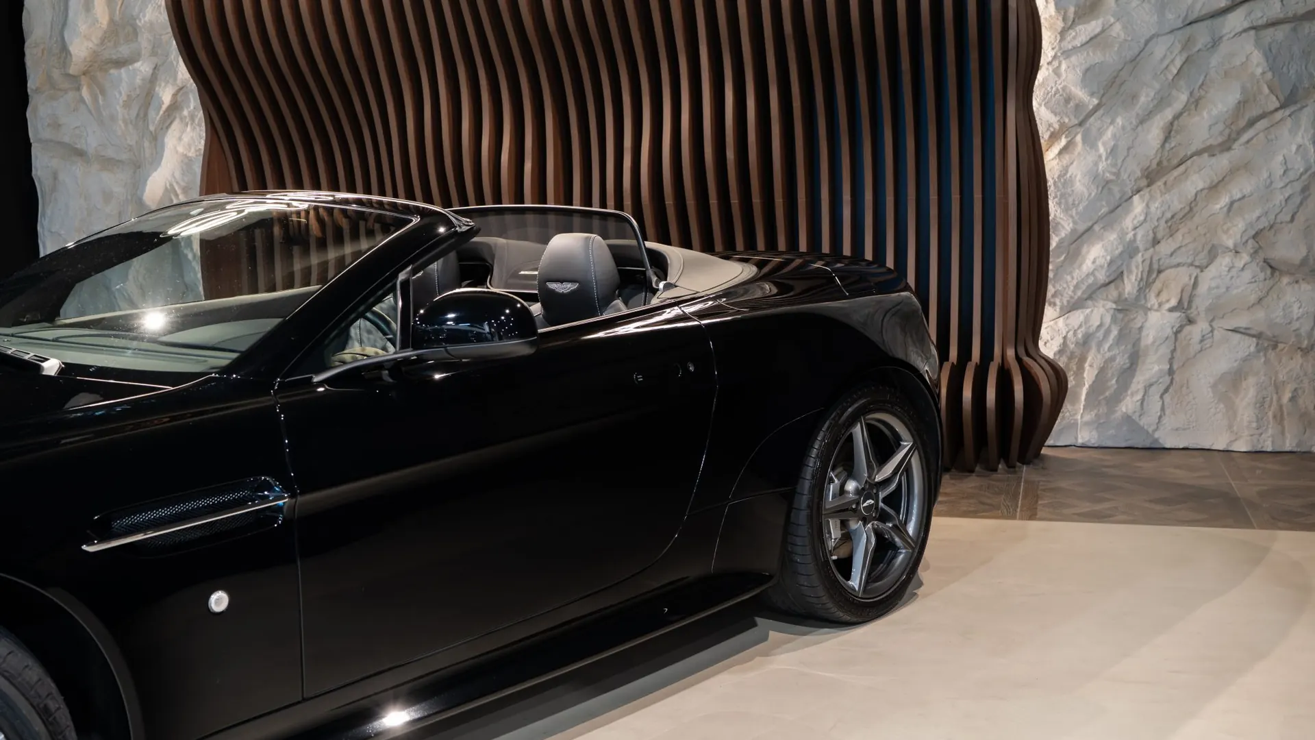 Aston Martin V8 — photo 42