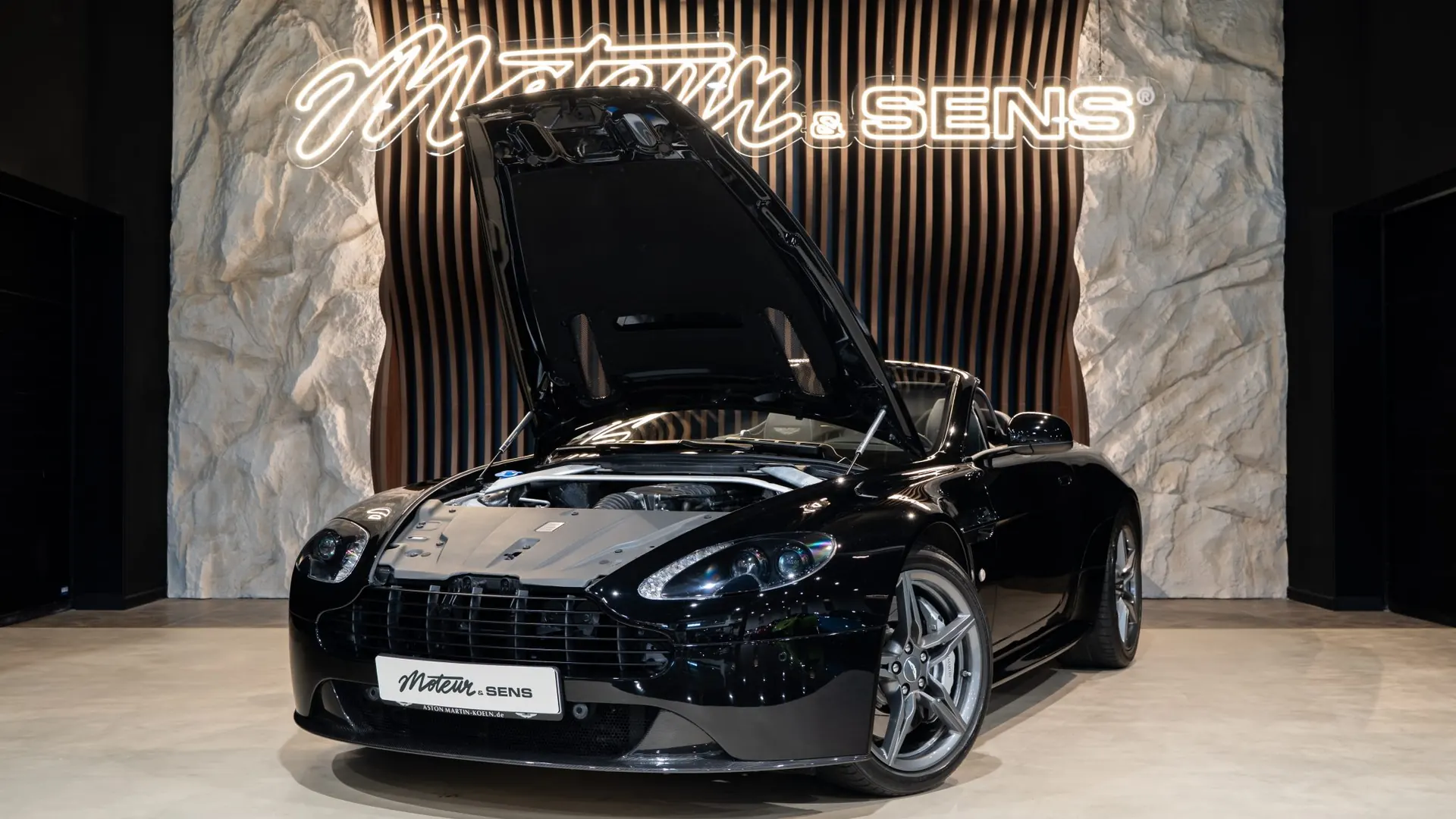 Aston Martin V8 — photo 37