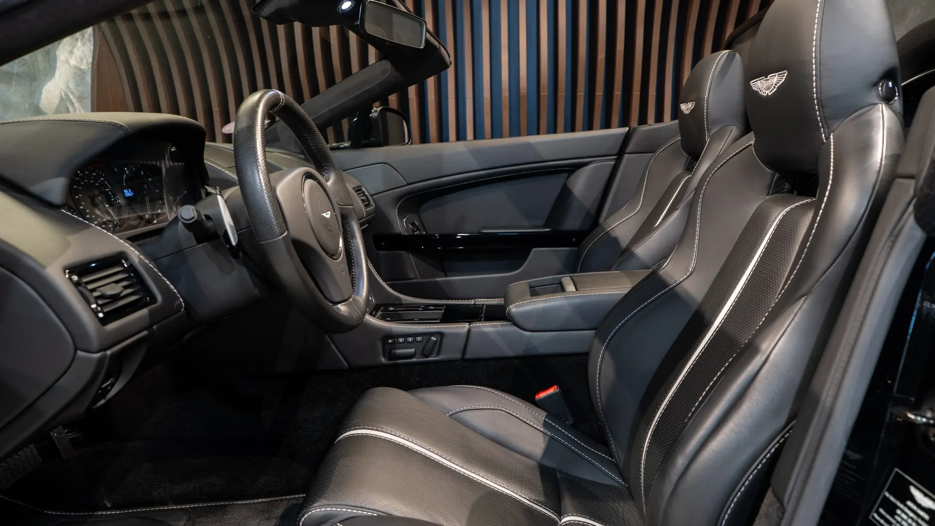 Aston Martin V8 — photo 10