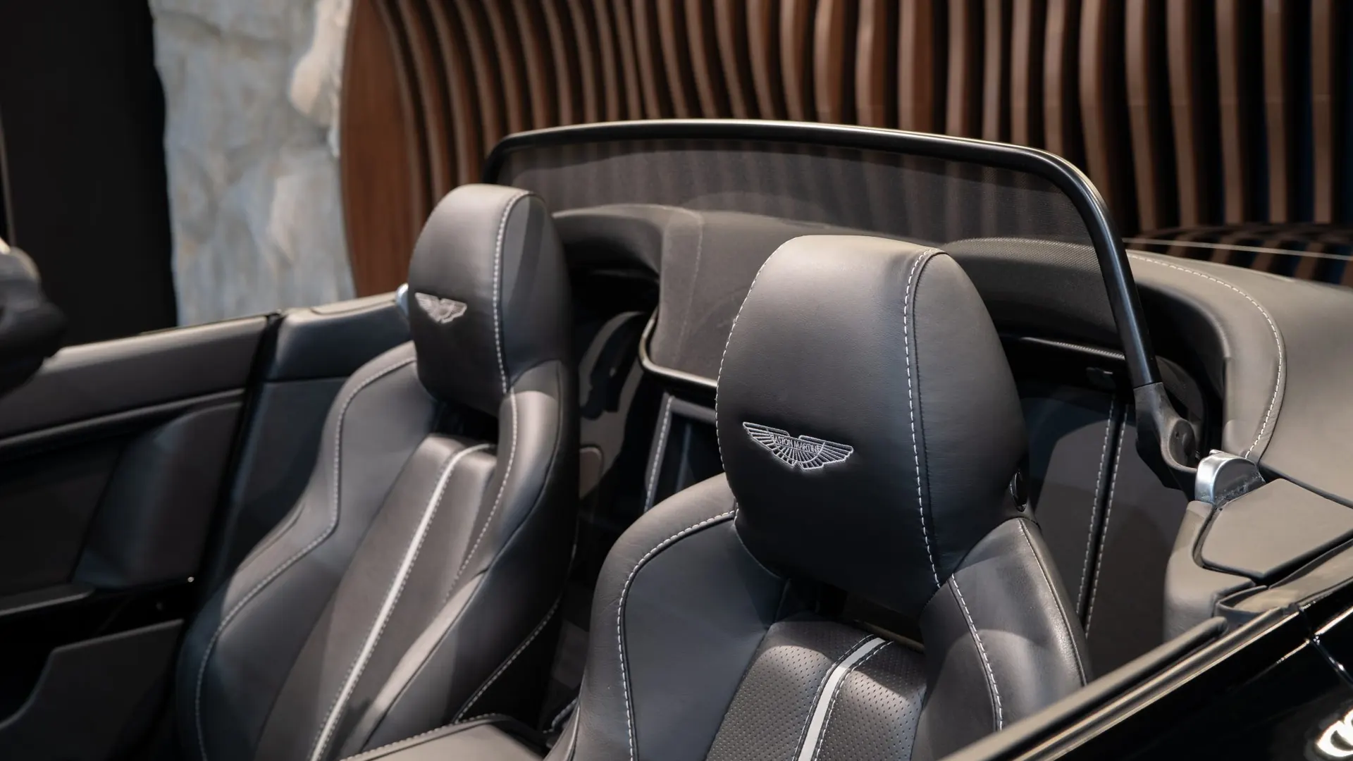 Aston Martin V8 — photo 34