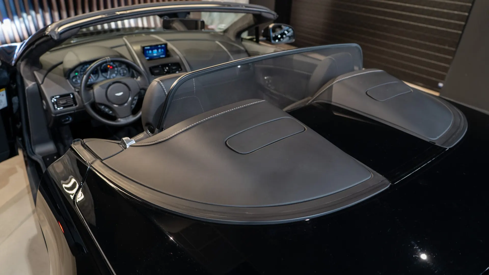 Aston Martin V8 — photo 46
