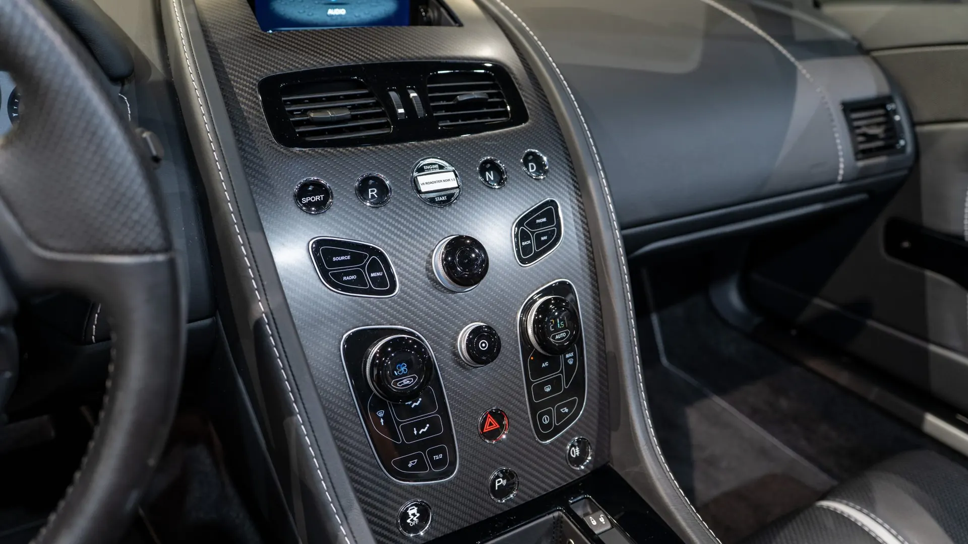 Aston Martin V8 — photo 13