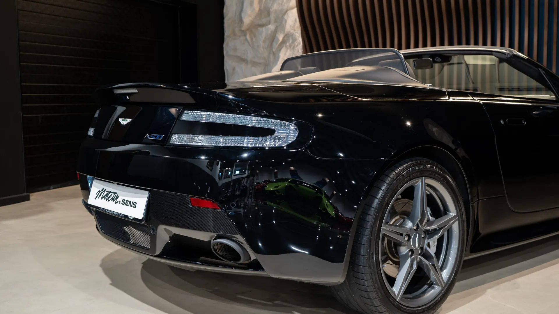 Aston Martin V8 — photo 47