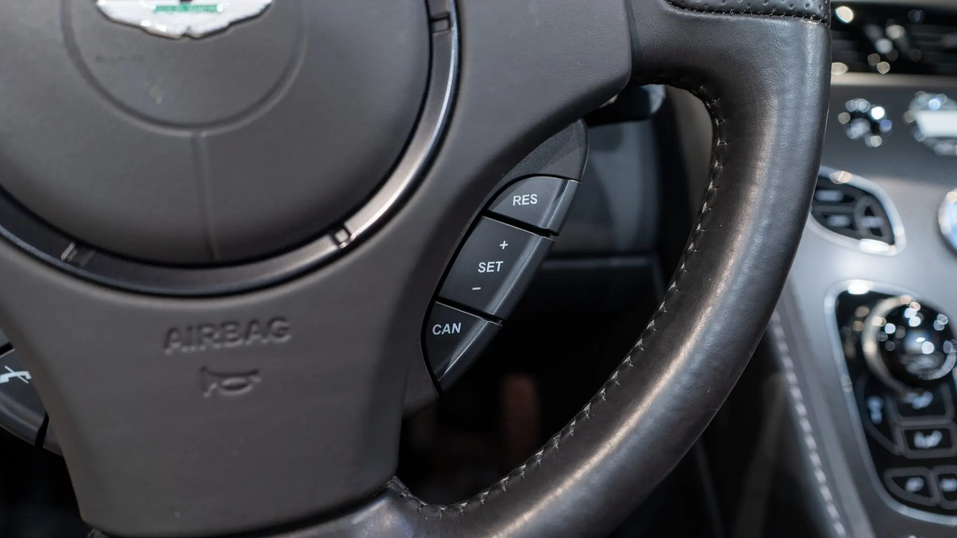 Aston Martin V8 — photo 16
