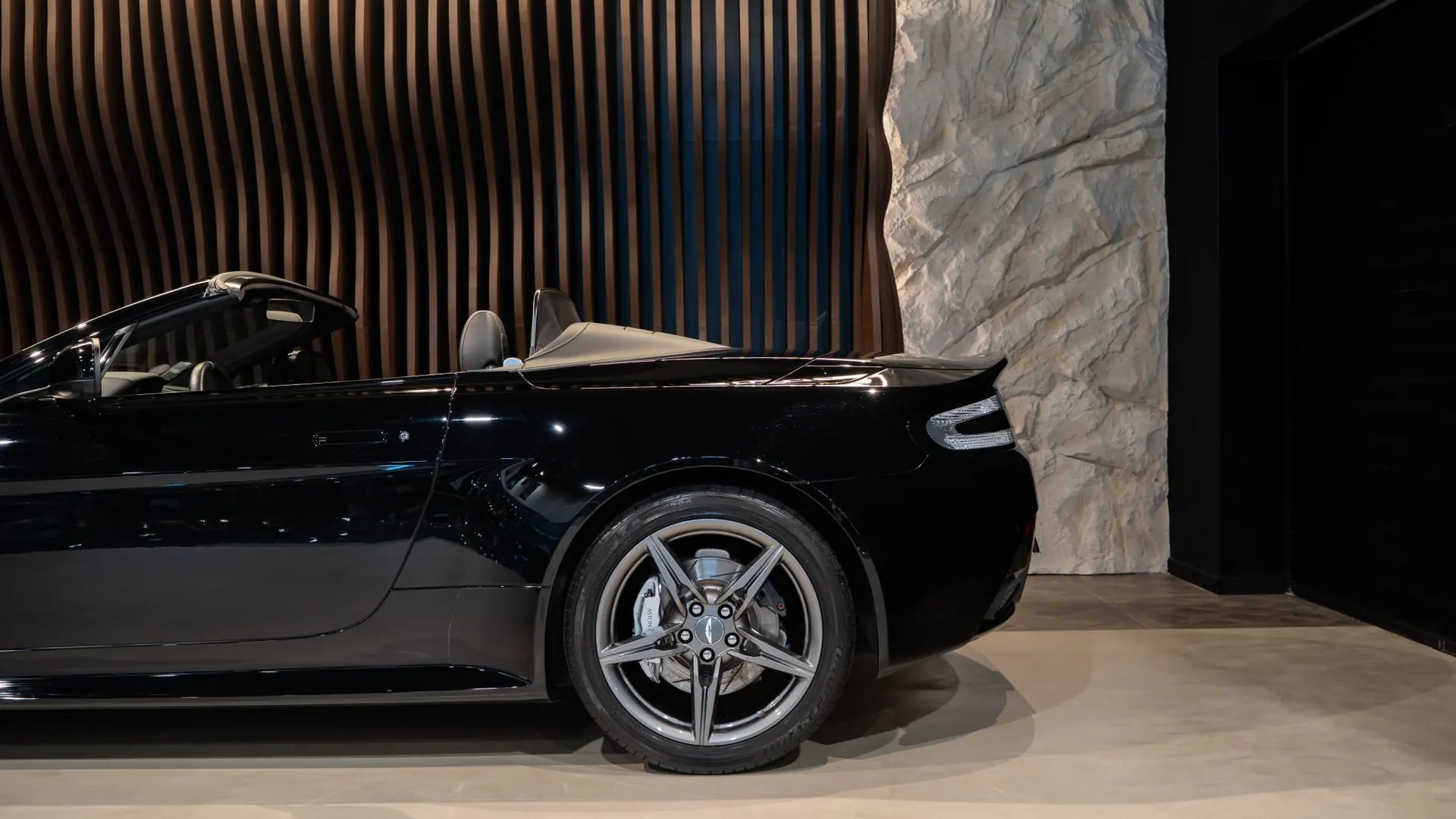 Aston Martin V8 — photo 36