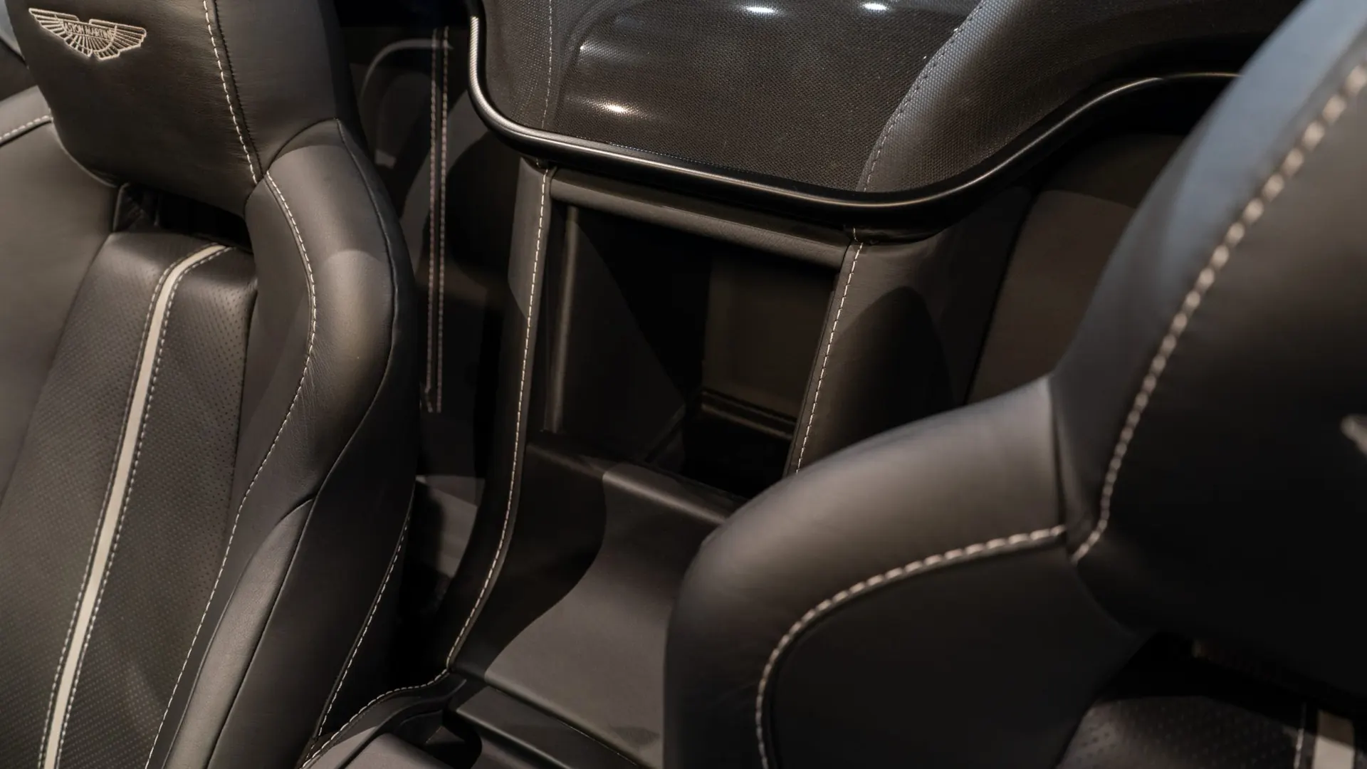 Aston Martin V8 — photo 27