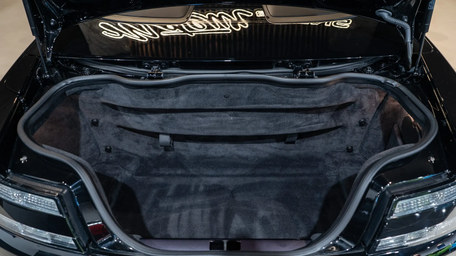Aston Martin V8 — photo 40