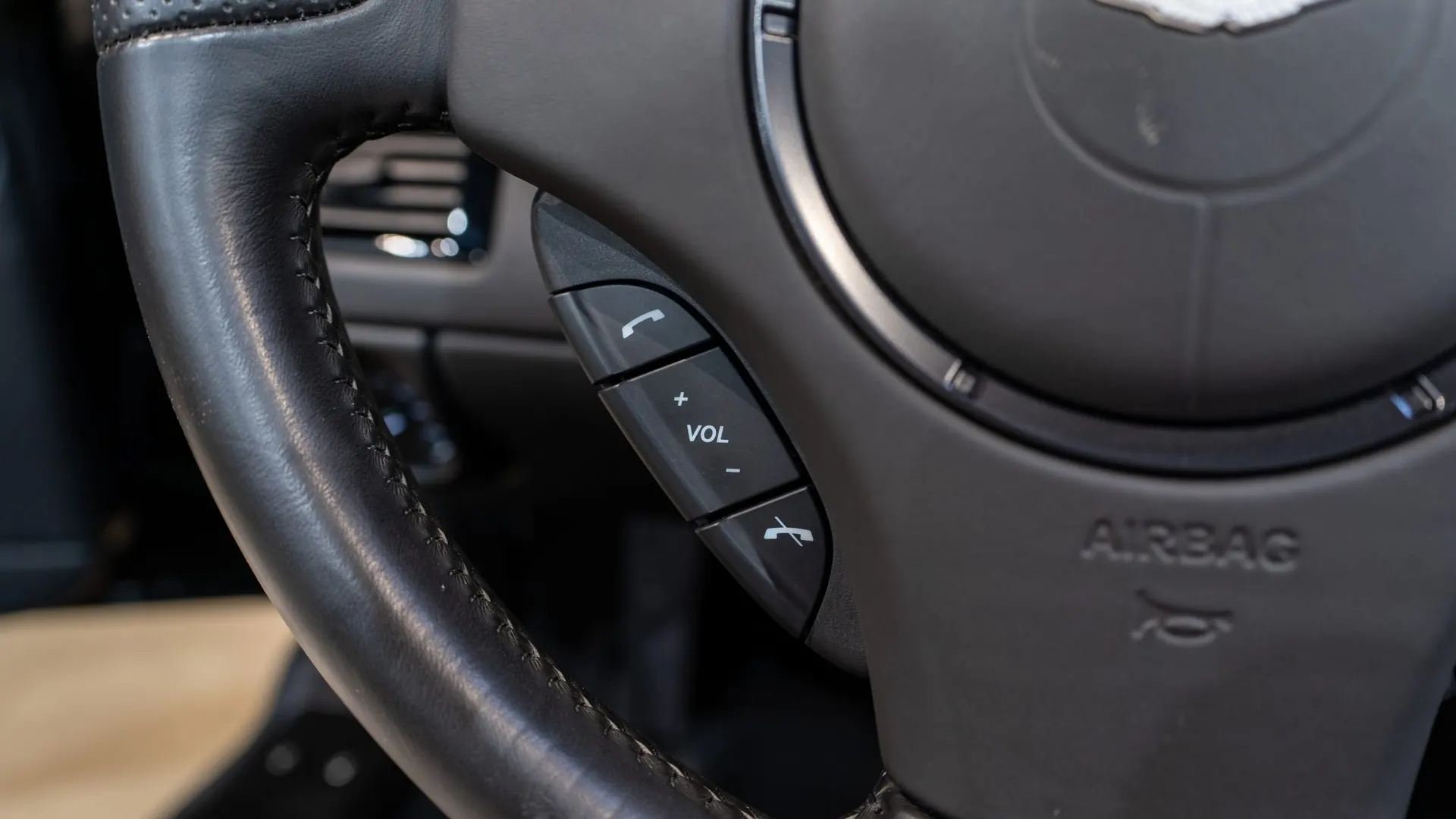 Aston Martin V8 — photo 15