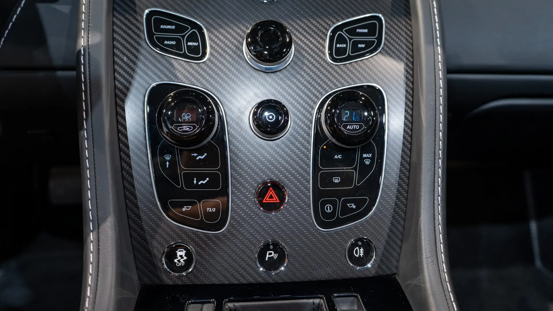 Aston Martin V8 — photo 21