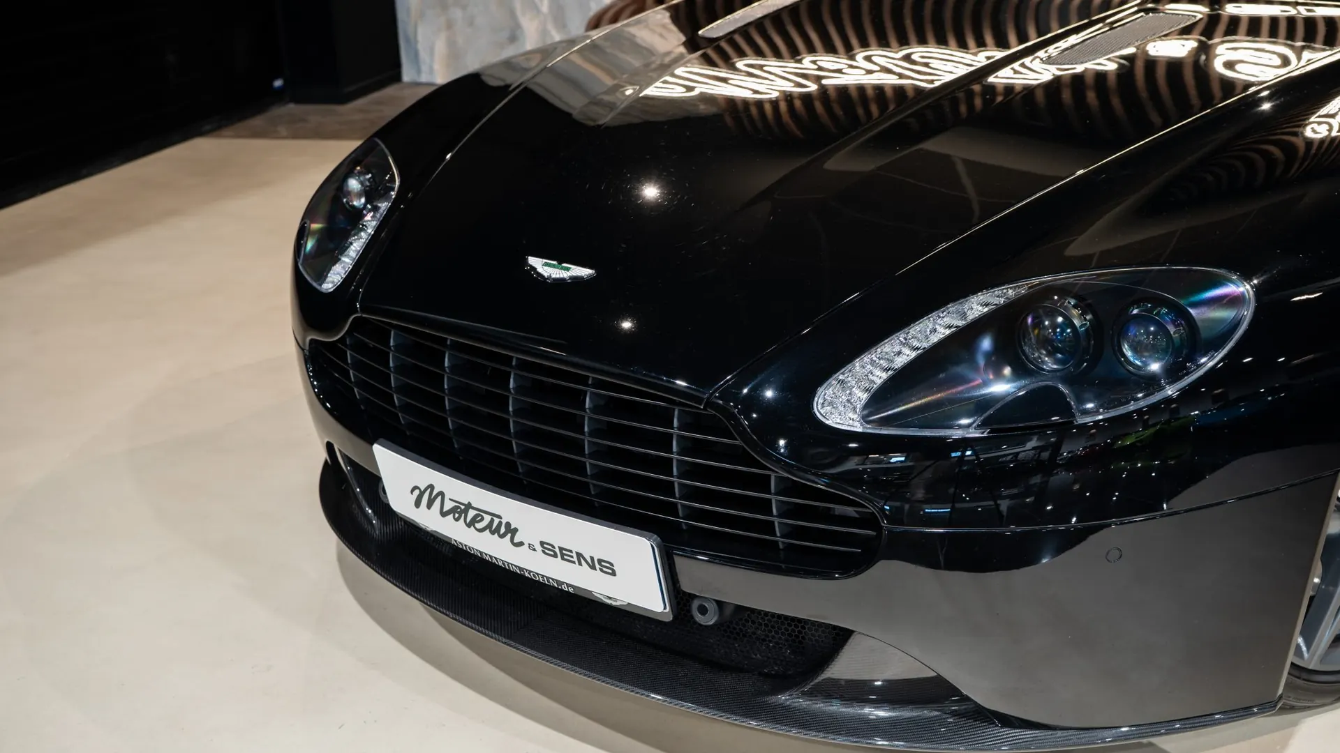 Aston Martin V8 — photo 43