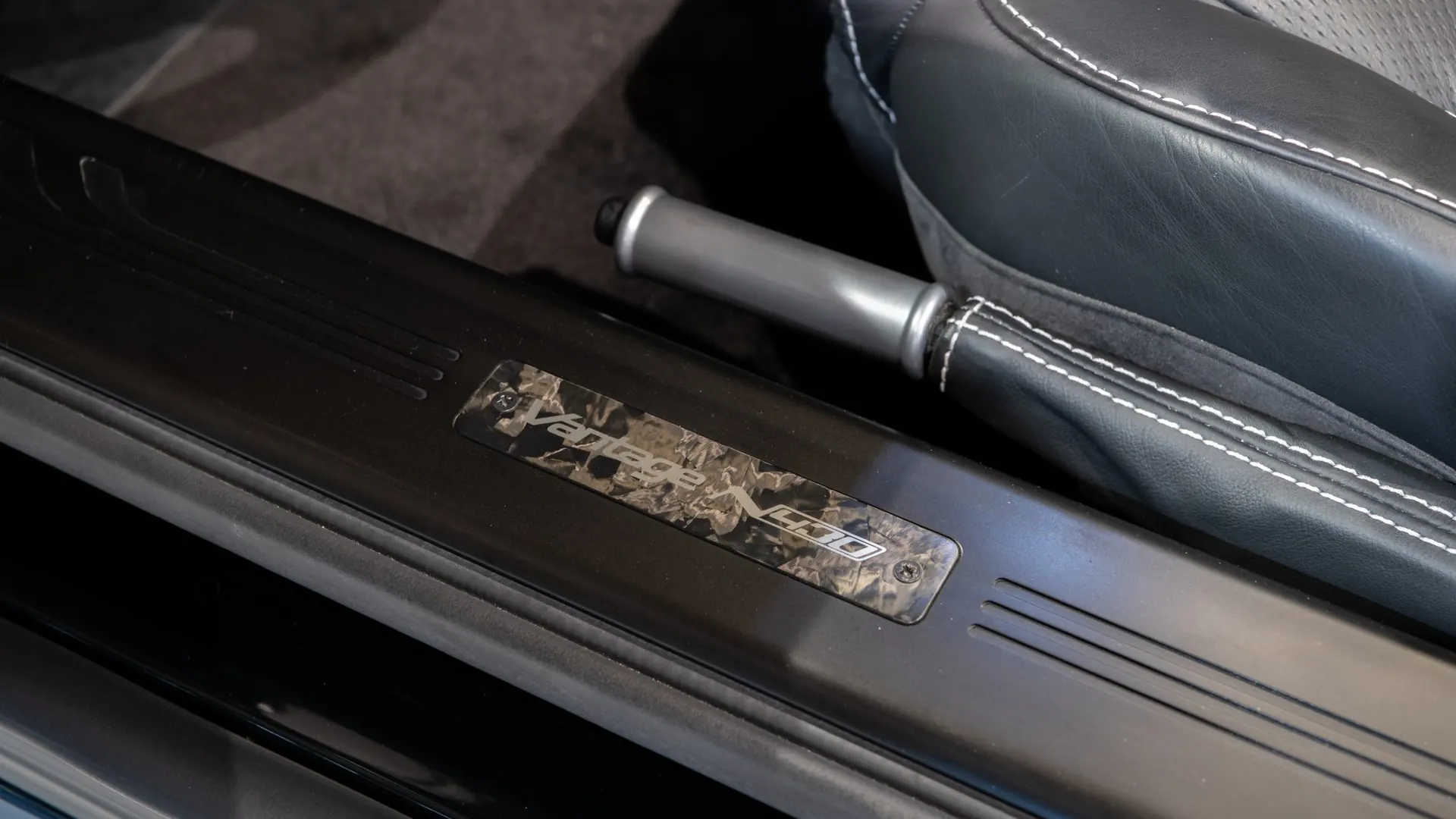 Aston Martin V8 — photo 32