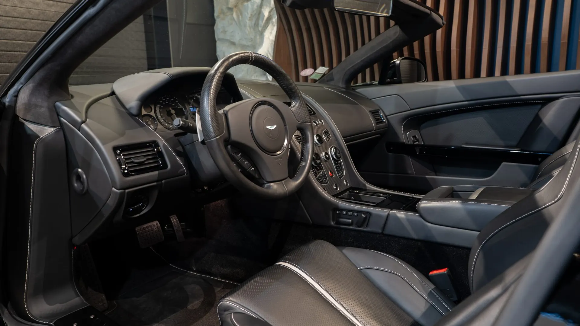Aston Martin V8 — photo 11