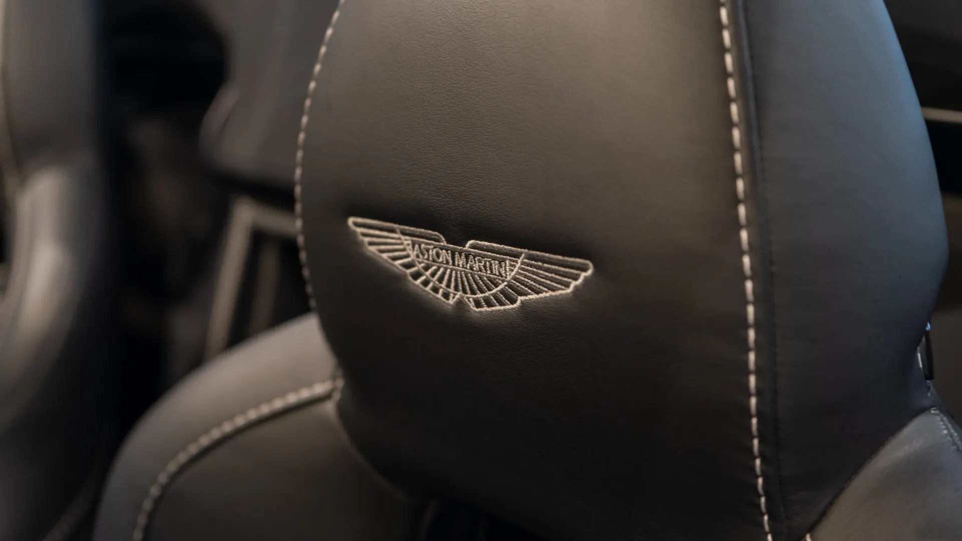 Aston Martin V8 — photo 30