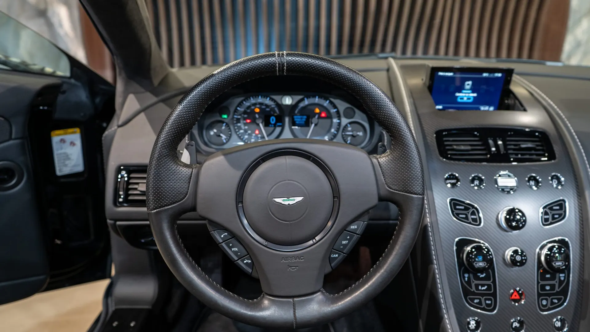 Aston Martin V8 — photo 7