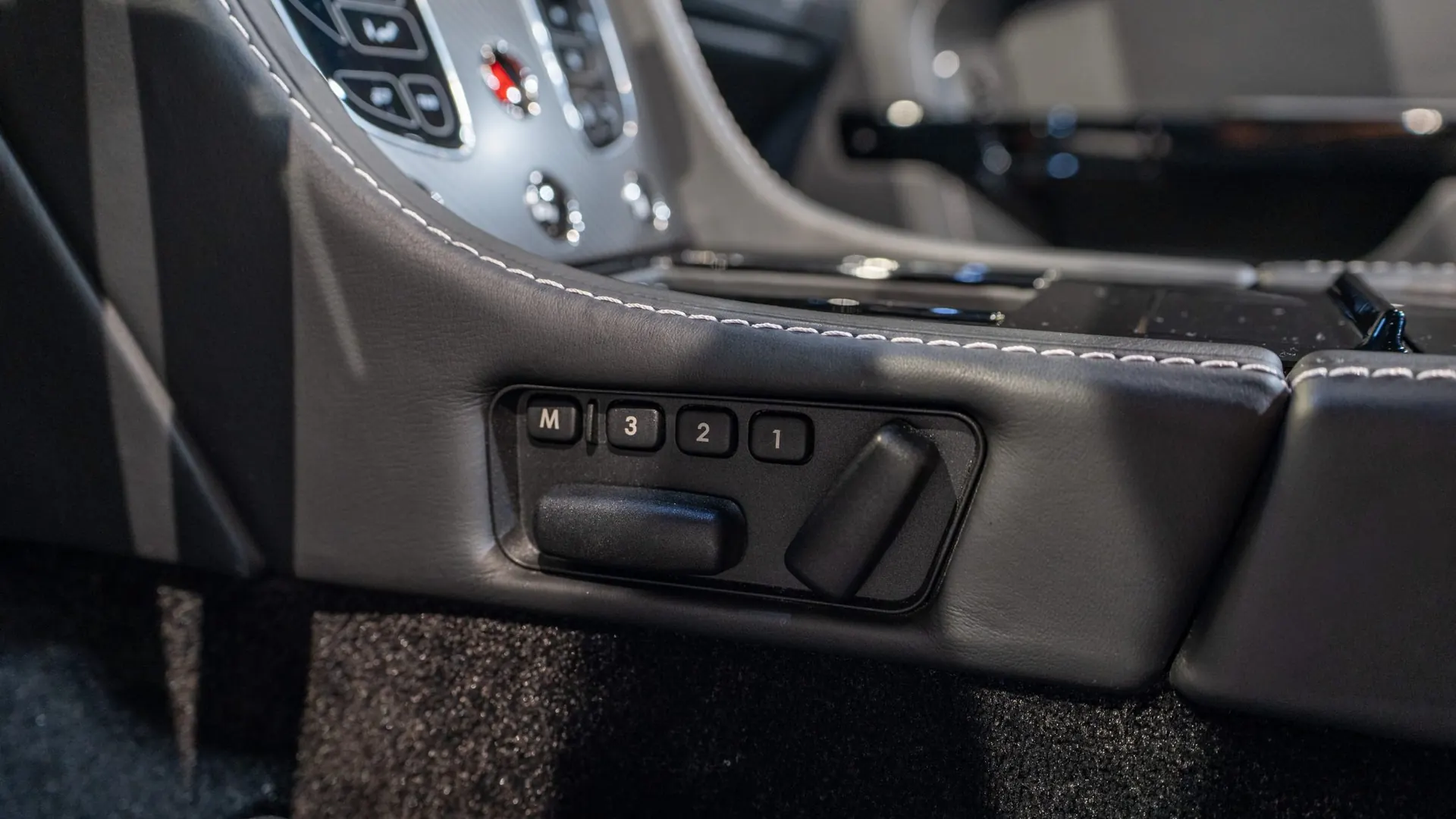 Aston Martin V8 — photo 18