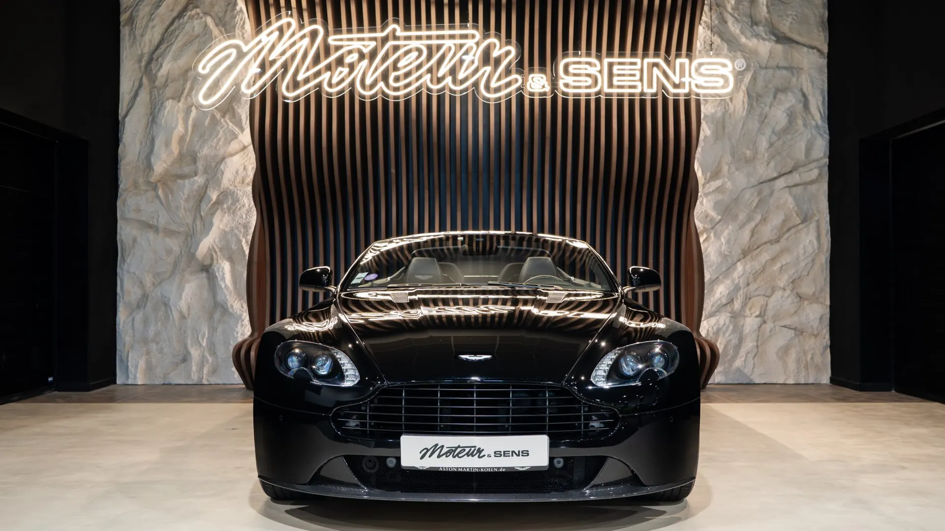 Aston Martin V8 — photo 3