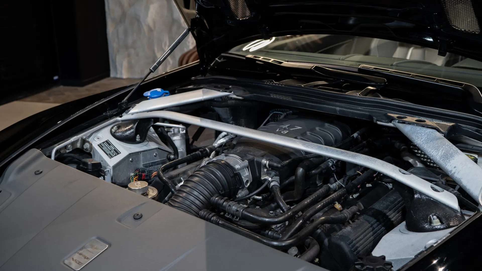 Aston Martin V8 — photo 39