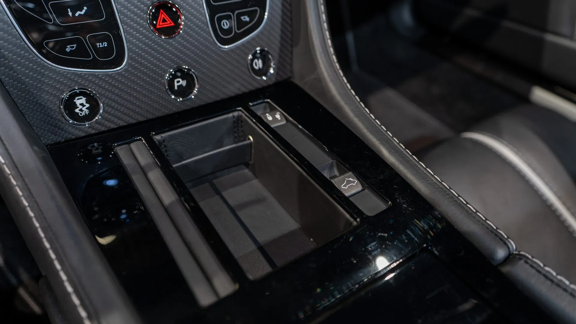 Aston Martin V8 — photo 20