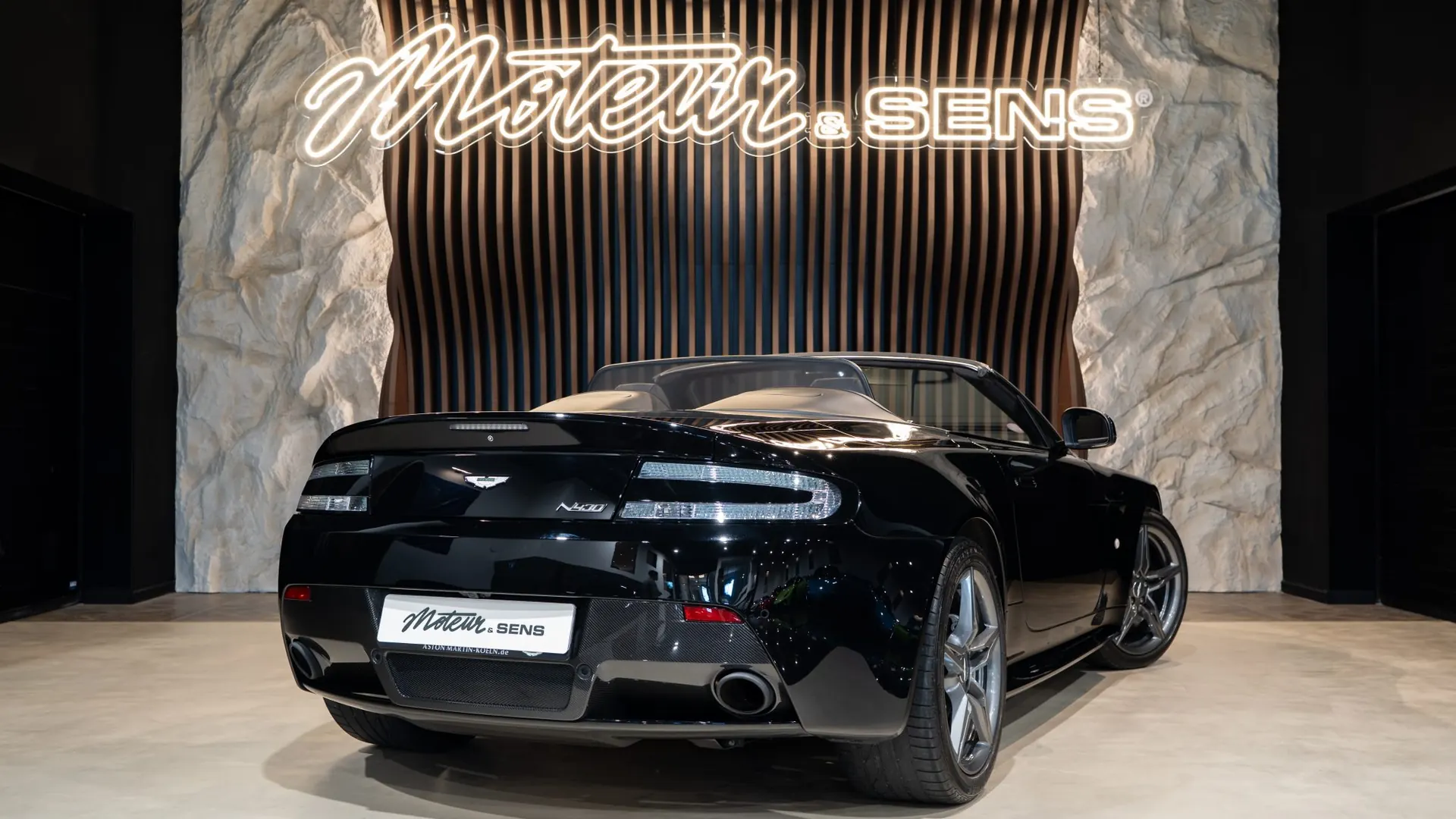 Aston Martin V8 — photo 2