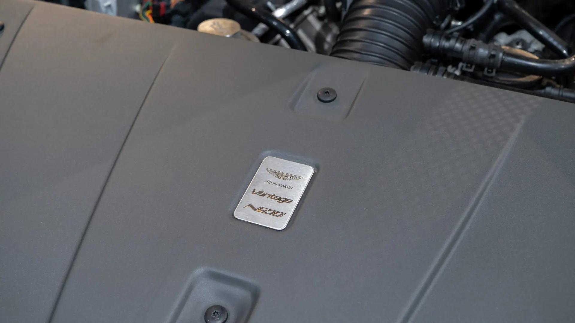 Aston Martin V8 — photo 38