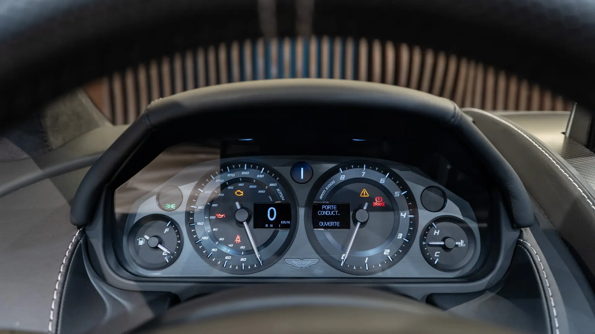 Aston Martin V8 — photo 14