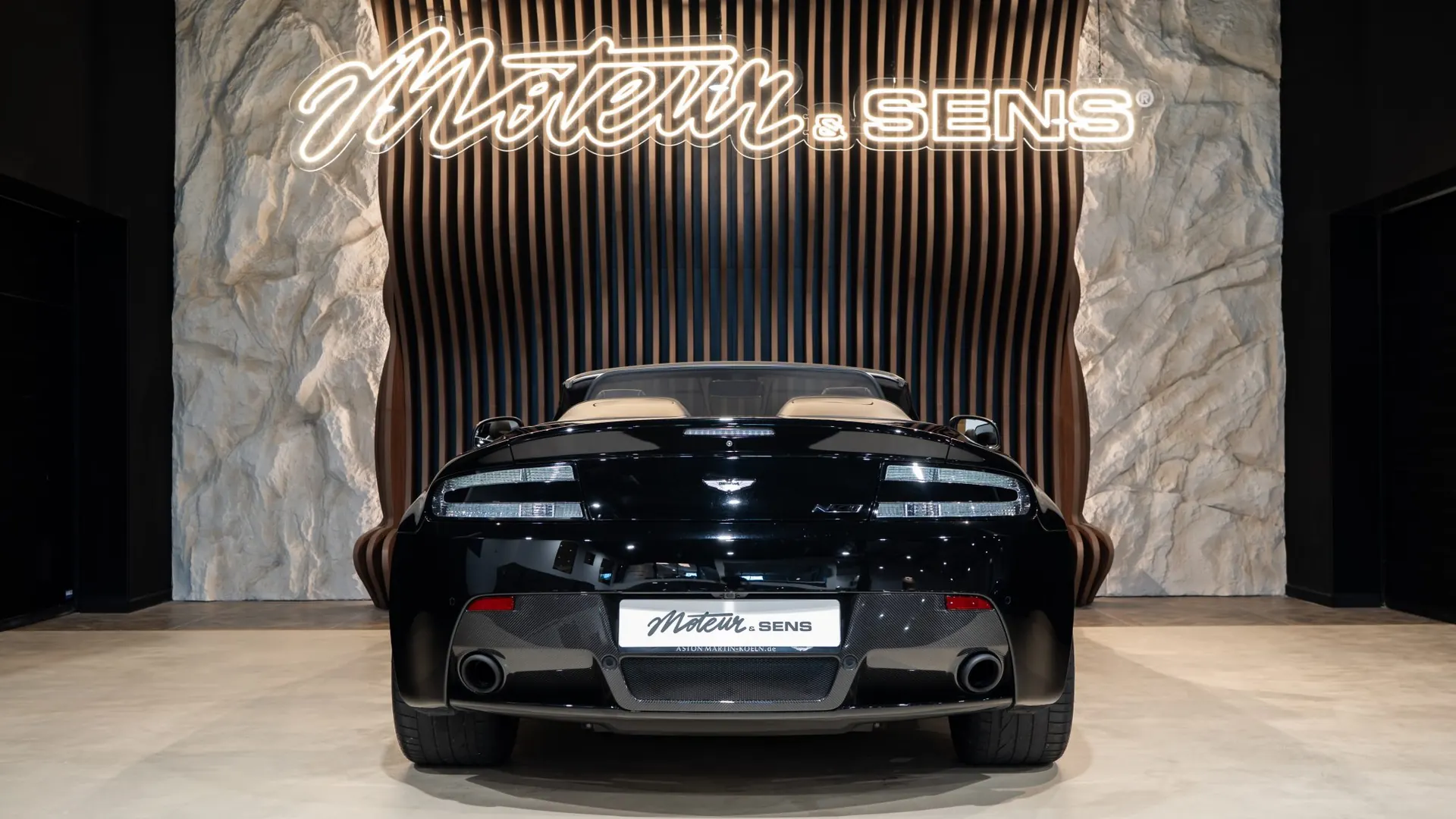 Aston Martin V8 — photo 4