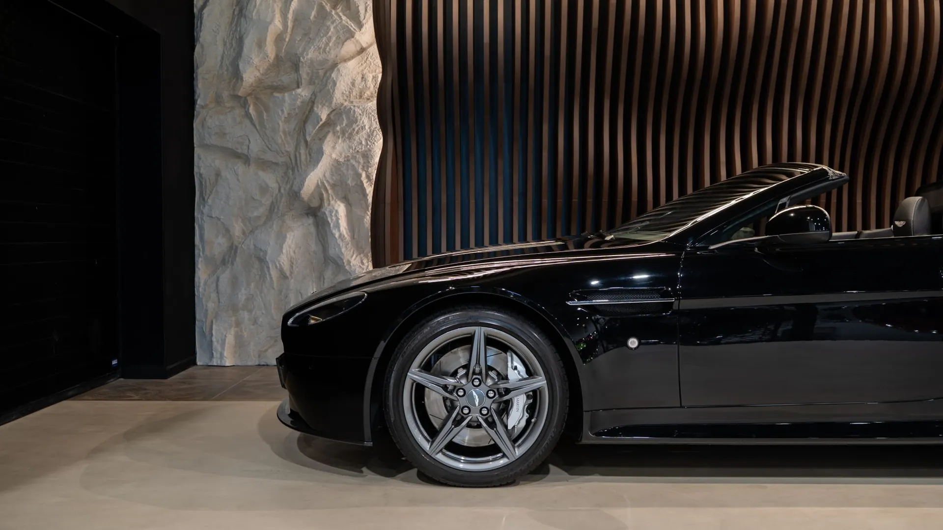 Aston Martin V8 — photo 35