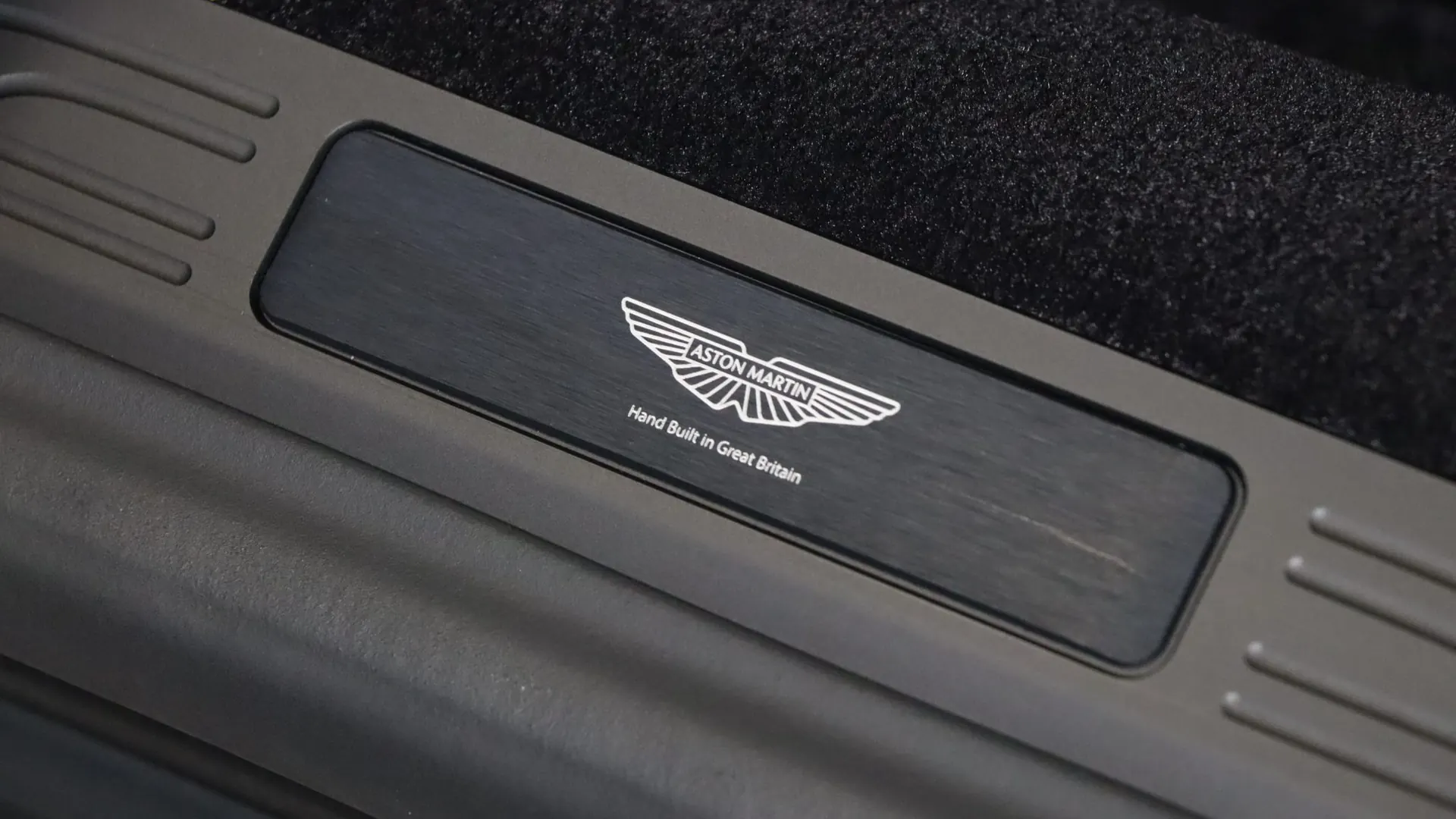Aston Martin VANTAGE — photo 13