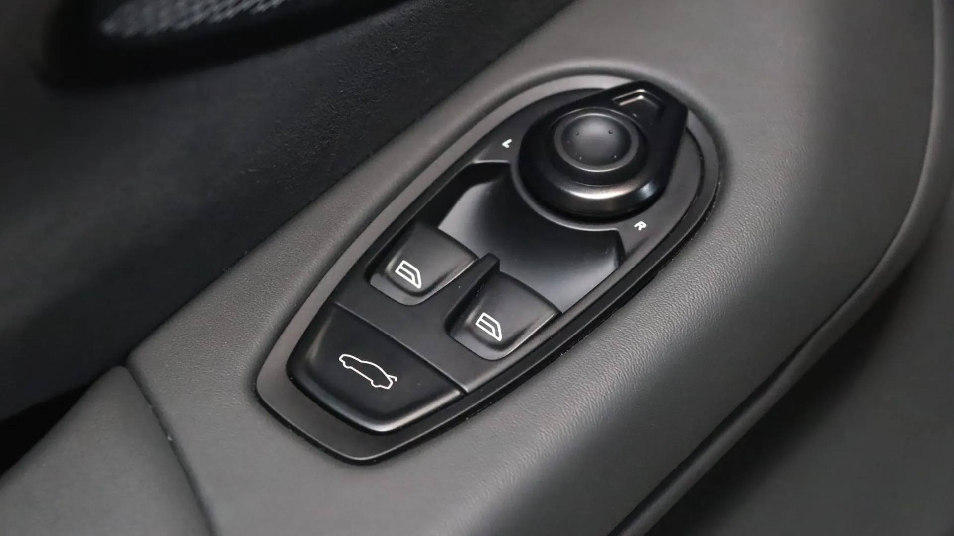 Aston Martin VANTAGE — photo 12