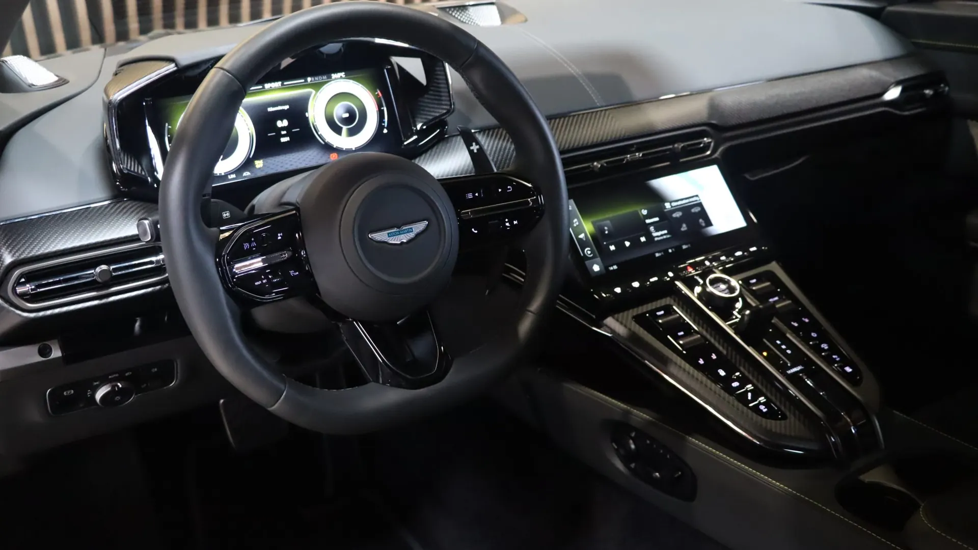 Aston Martin VANTAGE — photo 15