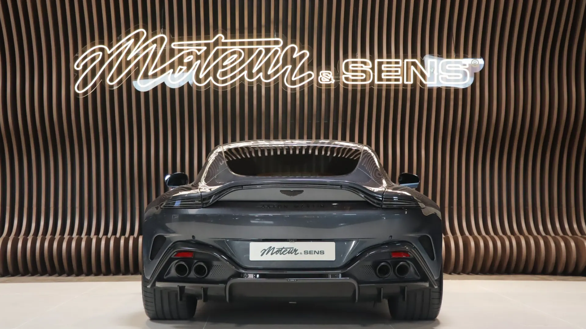 Aston Martin VANTAGE — photo 4