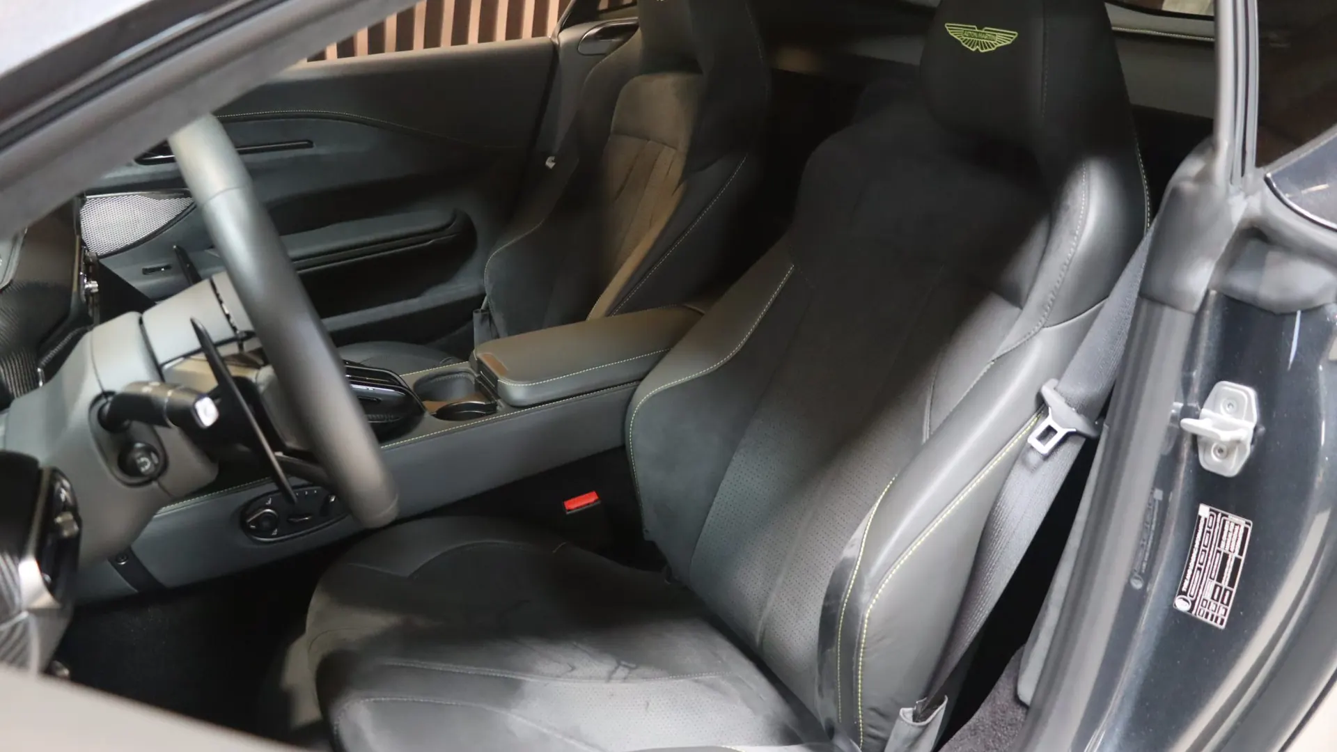Aston Martin VANTAGE — photo 6