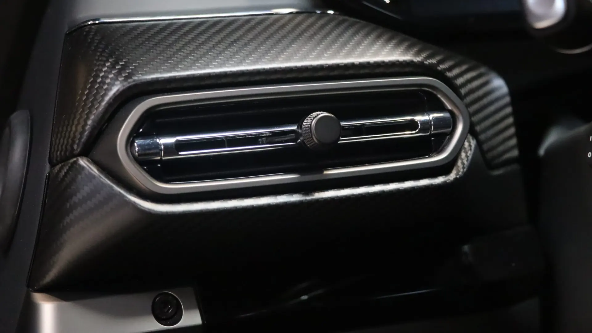 Aston Martin VANTAGE — photo 16
