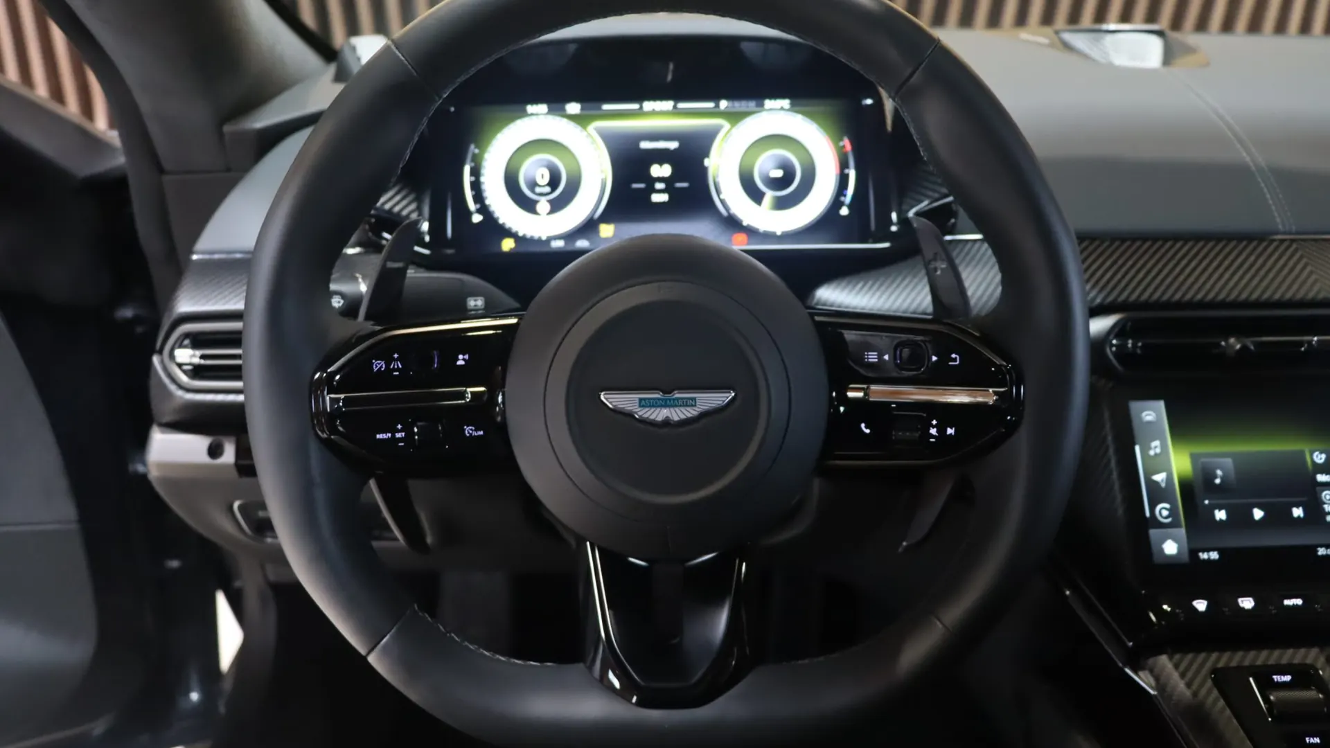 Aston Martin VANTAGE — photo 9
