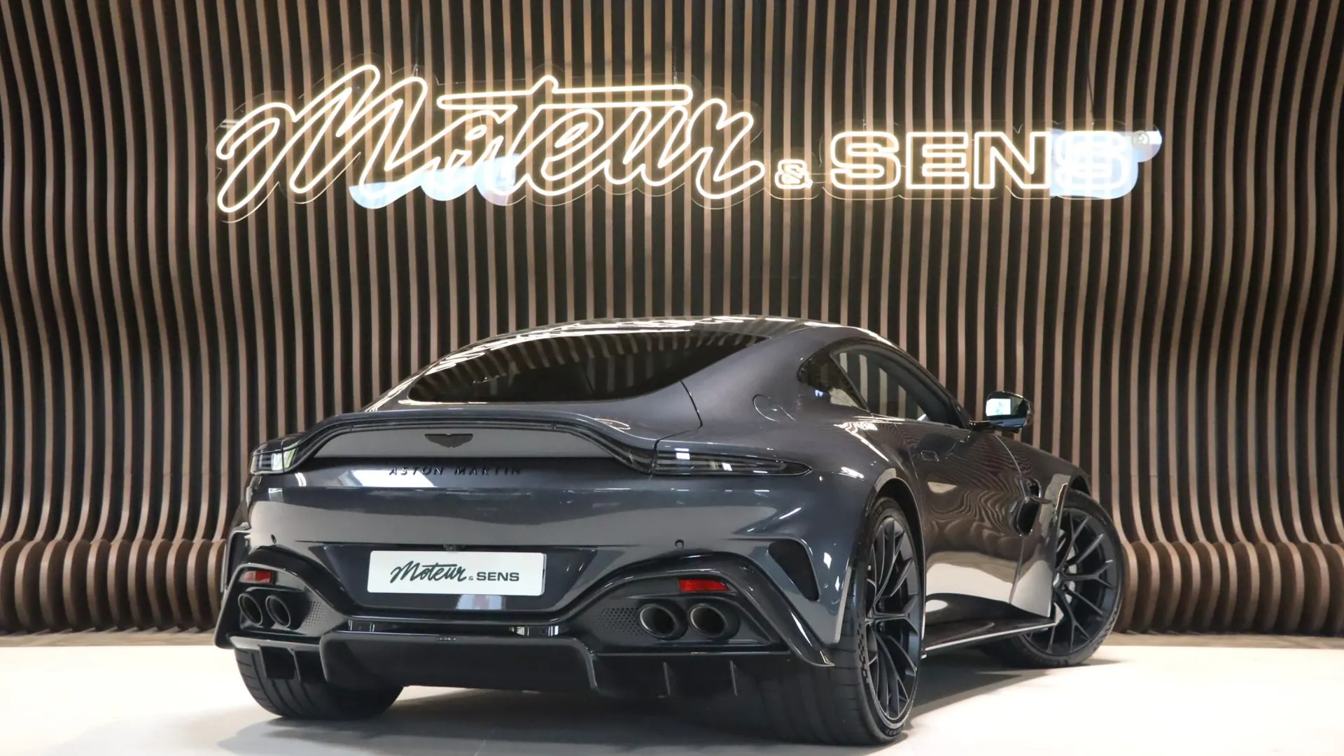 Aston Martin VANTAGE — photo 2