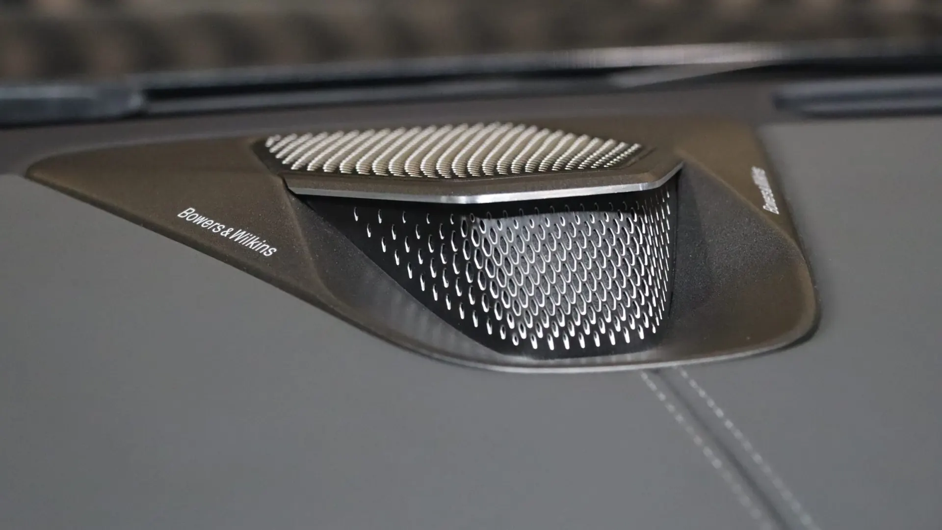 Aston Martin VANTAGE — photo 26