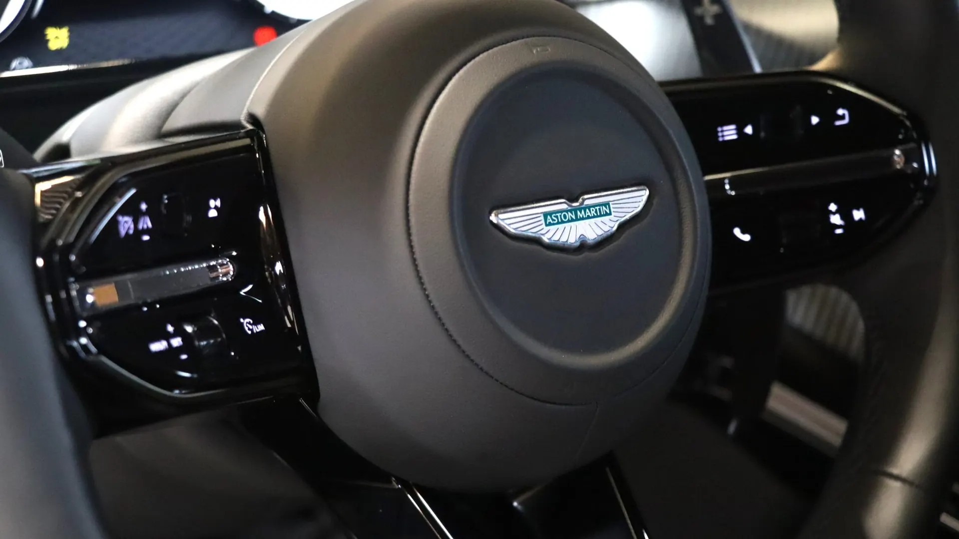 Aston Martin VANTAGE — photo 23