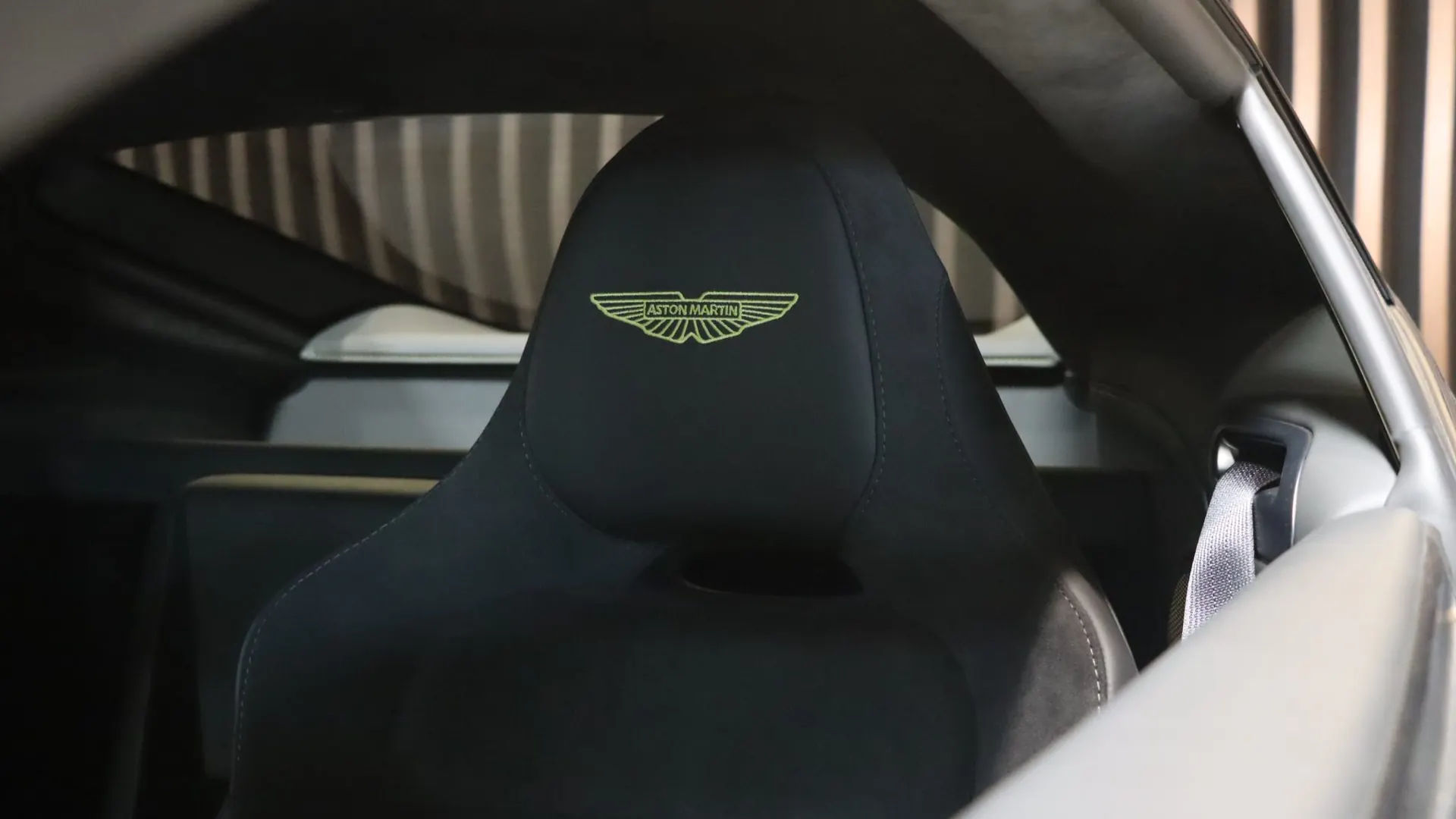 Aston Martin VANTAGE — photo 35