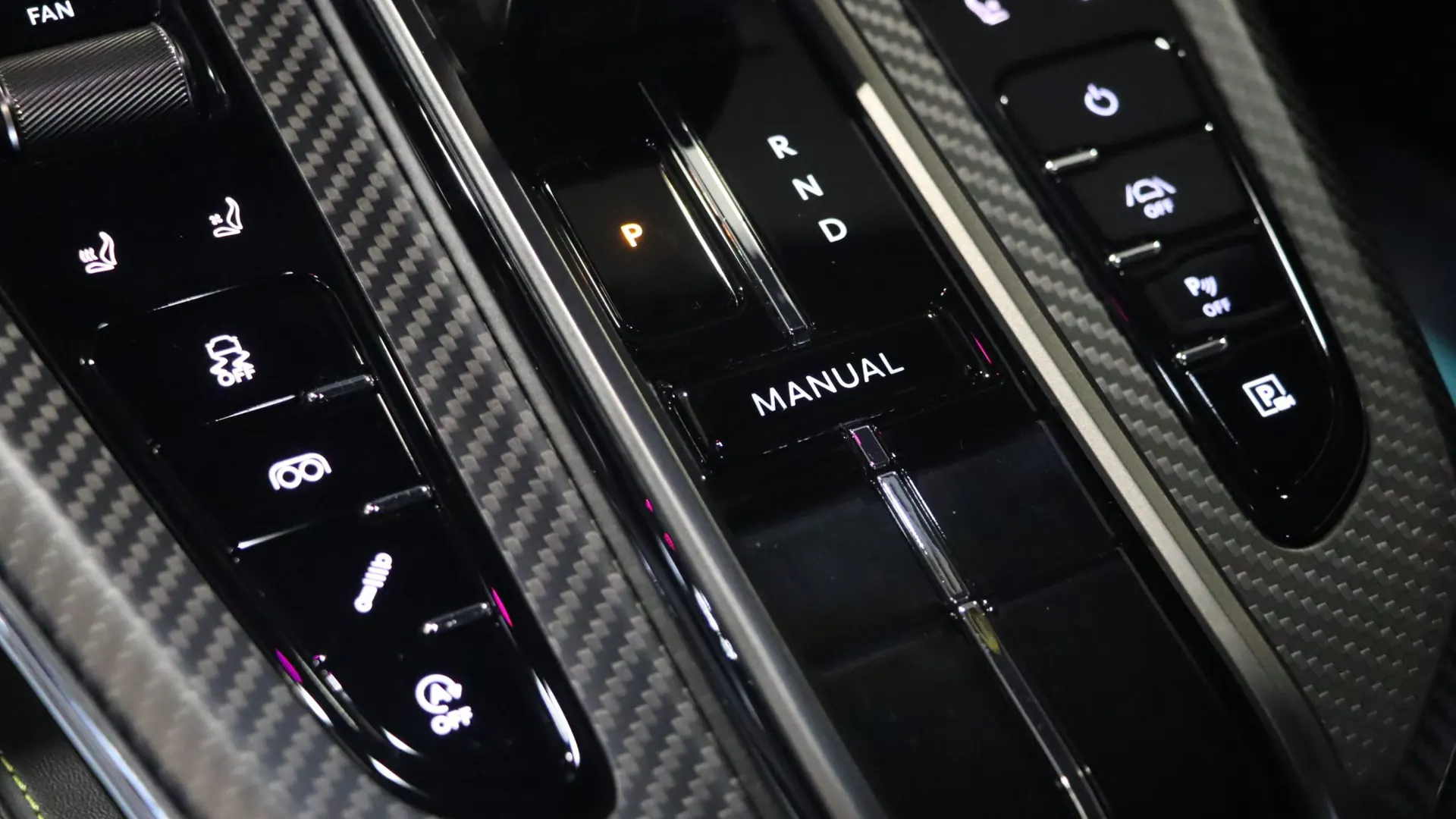 Aston Martin VANTAGE — photo 31