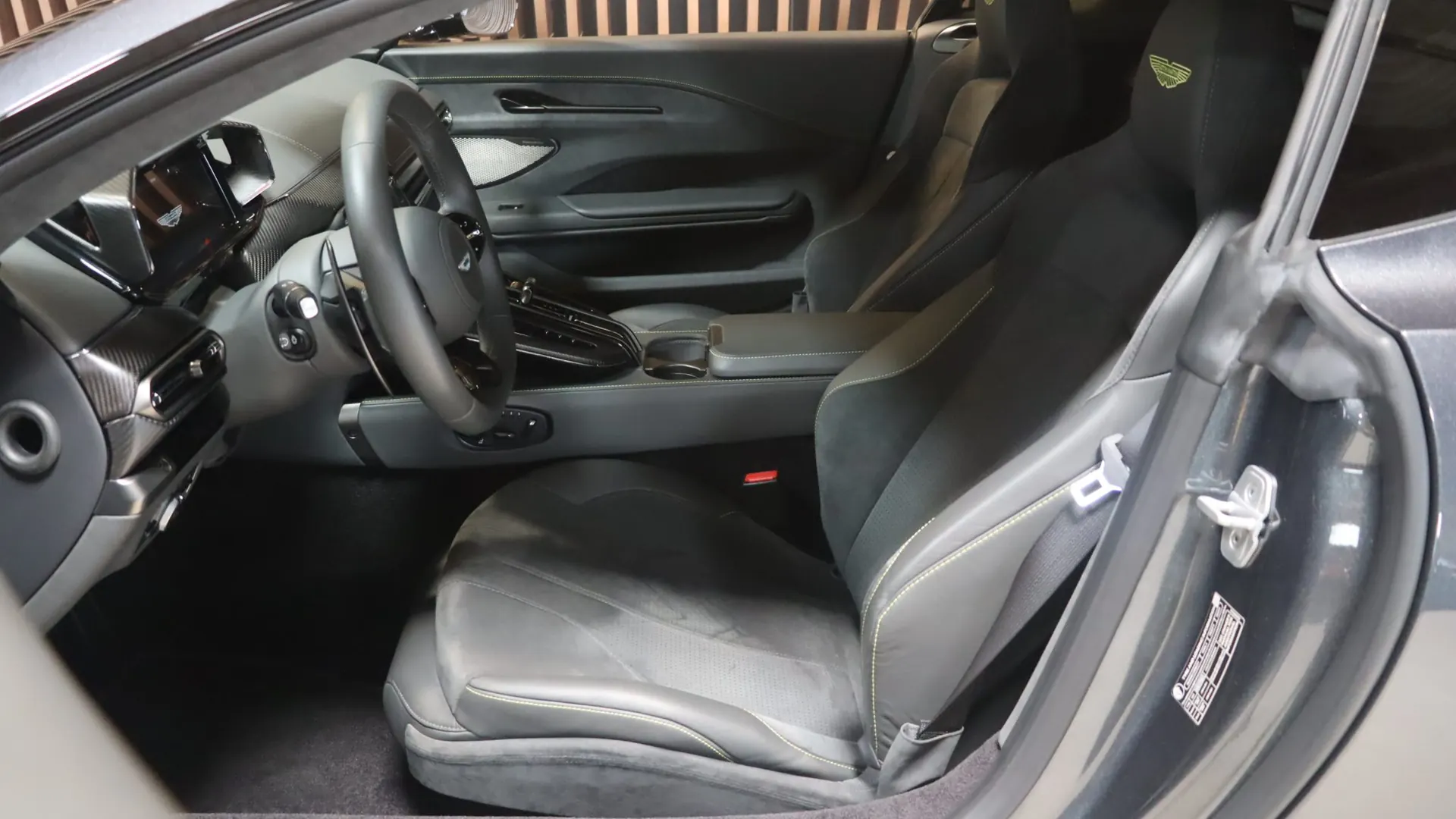 Aston Martin VANTAGE — photo 7