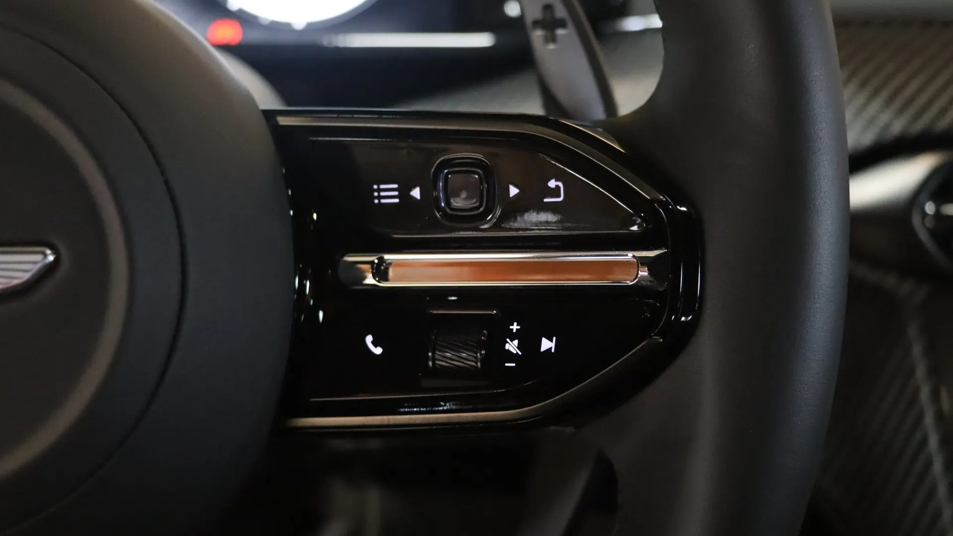Aston Martin VANTAGE — photo 20