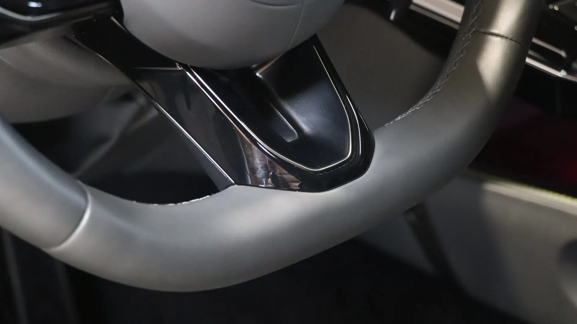 Aston Martin VANTAGE — photo 22