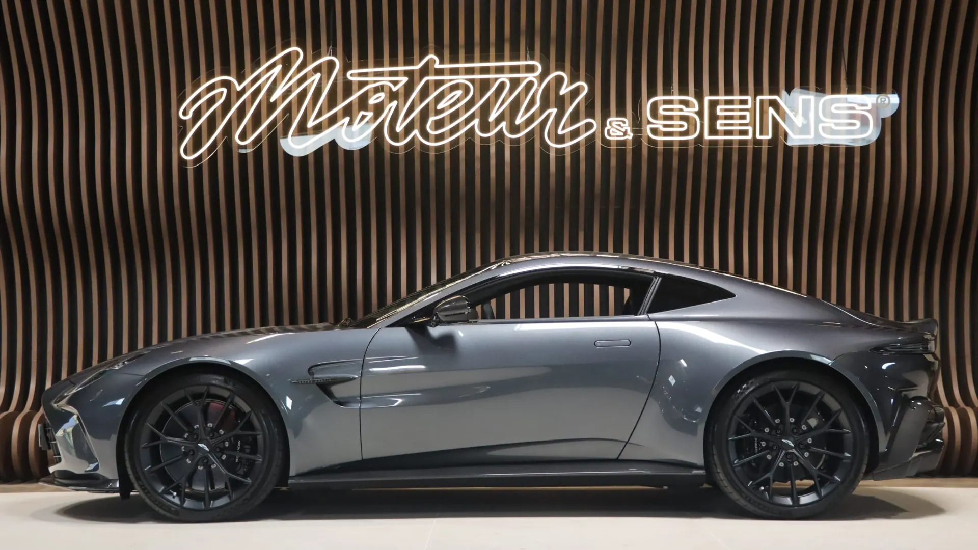 Aston Martin VANTAGE — photo 5